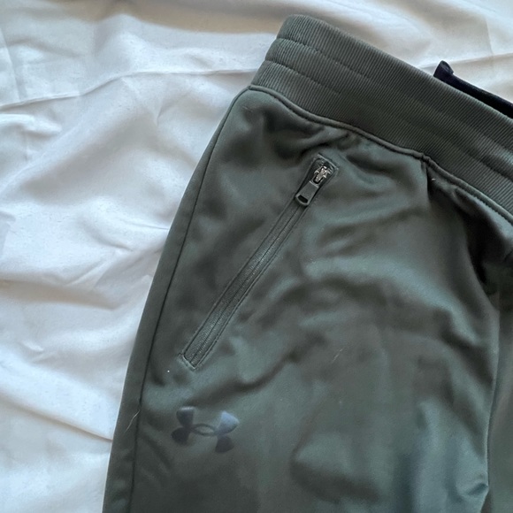 Under Armour Youth L army green loose fit fleece lined joggers. - Picture 4 of 5